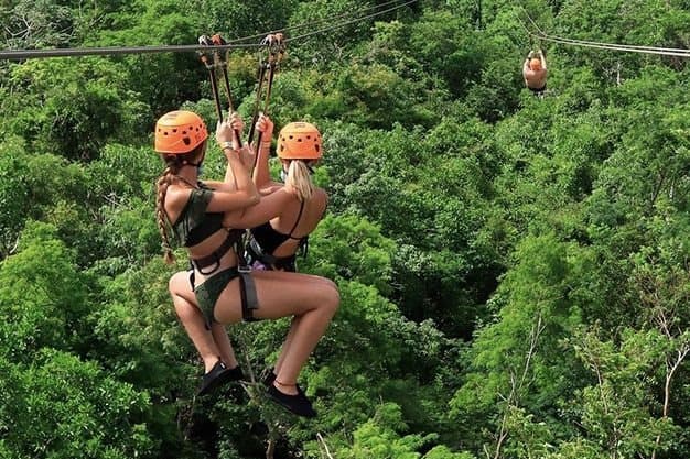 Aventura en tirolina a través del dosel de la selva cerca de Cancún