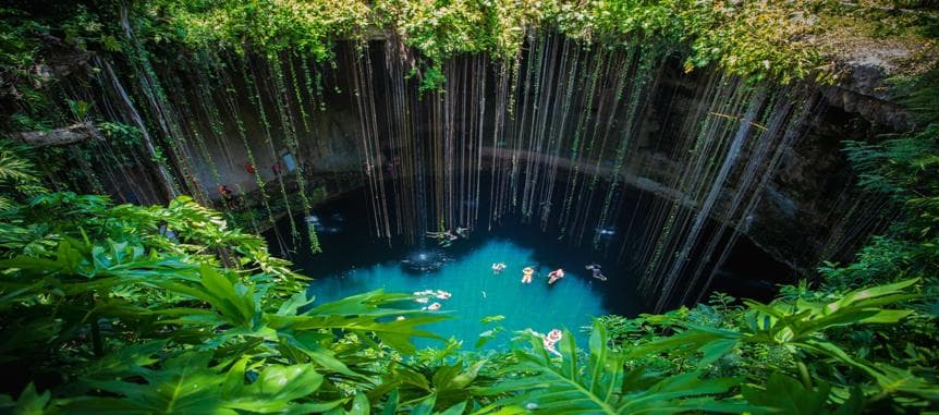Cenote impresionante en la península de Yucatán
