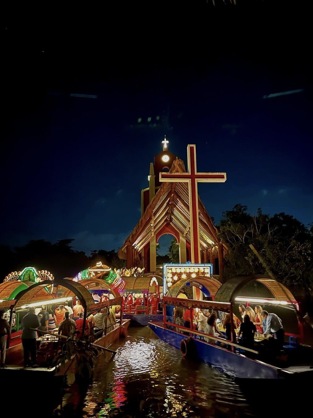 Trajineras iluminadas navegando en Xoximilco