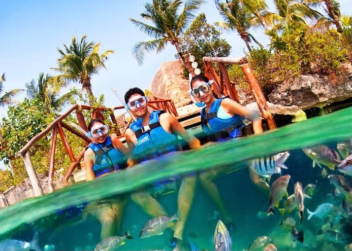 Persona practicando snorkel en las aguas claras de Xel-Ha