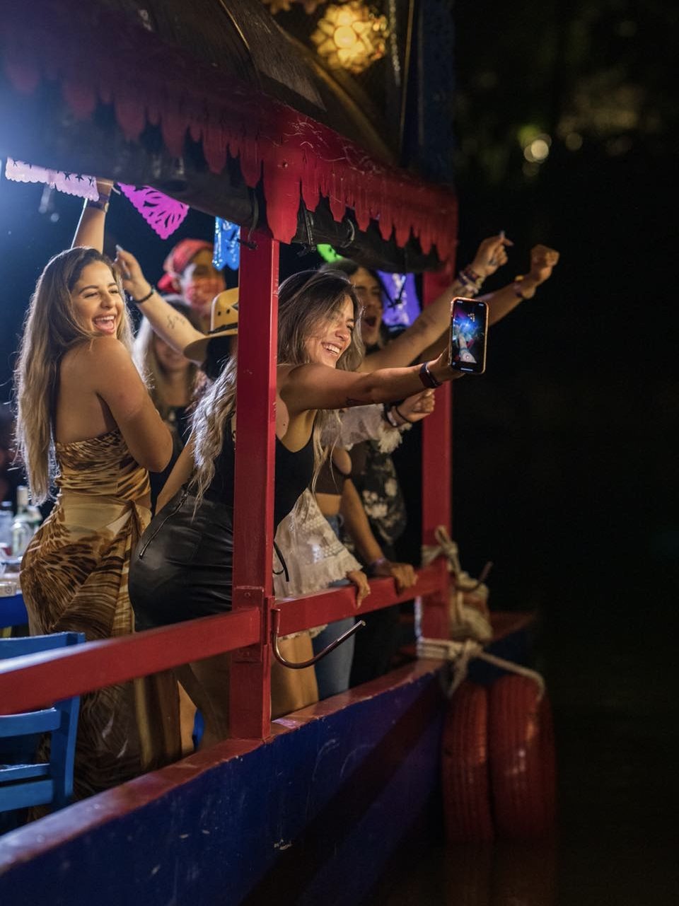Grupo de amigos celebrando a bordo de una trajinera en Xoximilco