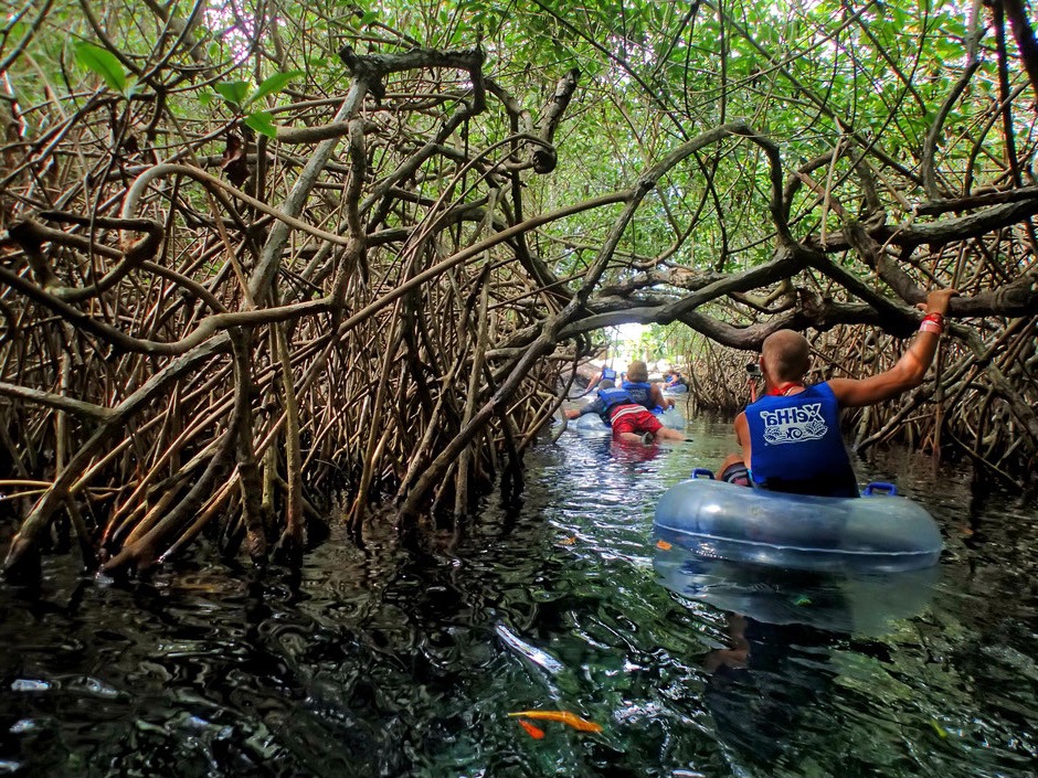 Visitantes flotando en el río perezoso de Xel-Ha