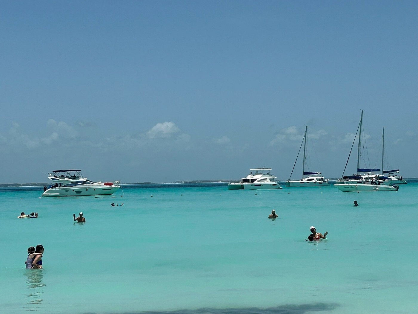 Vista general del tour Xcaret Xailing con catamarán y esnórquel